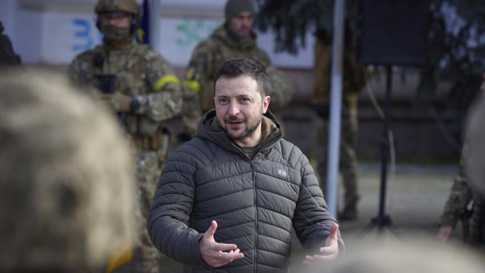 WA 68 Cherson - Ukrajinský prezident Volodymyr Zelenskyj sa prihovára ukrajinským vojakom počas návštevy v oslobodenom meste Cherson na juhu Ukrajiny v pondelok 14. novembra 2022. Ruský ústup z Chersonu znamená triumfálny míľnik v ukrajinskom odpore proti invázii Moskvy, ktorá sa začala pred takmer deviatimi mesiacmi. K oslobodeniu Chersonu došlo približne šesť týždňov po tom, ako ruský prezident Vladimir Putin anektoval Chersonskú oblasť a tri ďalšie provincie na juhu a východe Ukrajiny v rozp