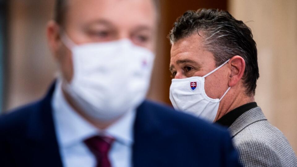 Na snímke zľava minister práce, sociálnych vecí a rodiny SR Milan Krajniak (Sme rodina) a minister vnútra SR Roman Mikulec (OĽaNO).