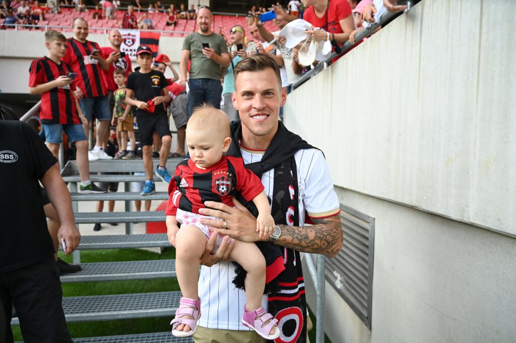 Na snímke nová posila Spartaka Martin Škrtel s malou fanúšičkou pri príležitosti podpisu zmluvy s FC Spartak Trnava a predstavení na Štadióne Martina Malatinského v Trnave v nedeľu 15. augusta 2021.
