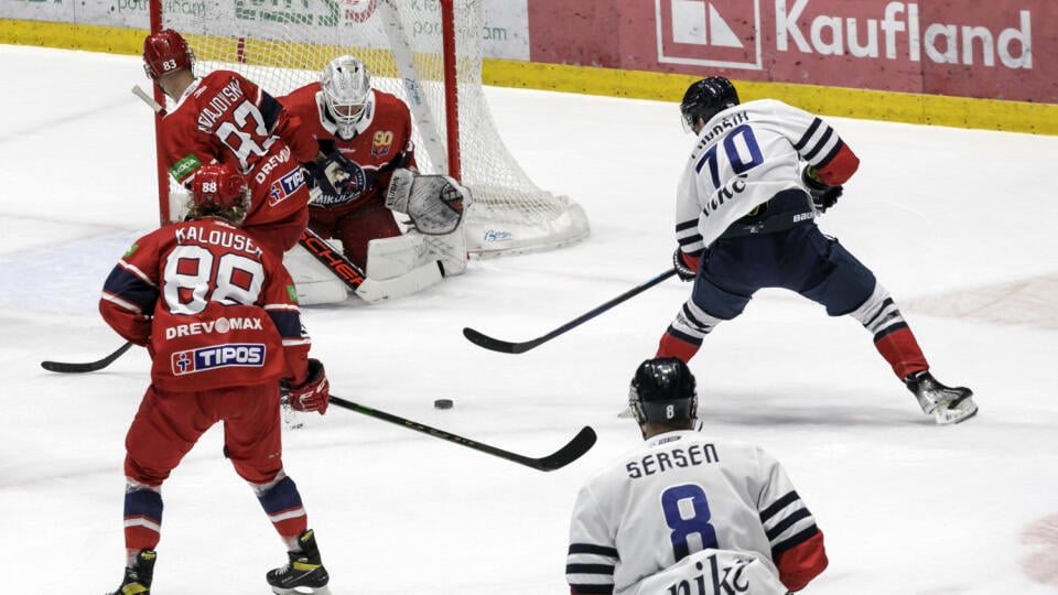 Na snímke sprava Adam Lukošík, Michal Sersen (obaja Slovan), brankár Michal Valent, Peter Novajovský a Simon Kalousek (všetci Liptovský Mikuláš) v zápase 10. kola hokejovej Tipos extraligy HC Slovan Bratislava - MHk 32 Liptovský Mikuláš v Bratislave 16. októbra 2022. FOTO TASR - Dano Veselský