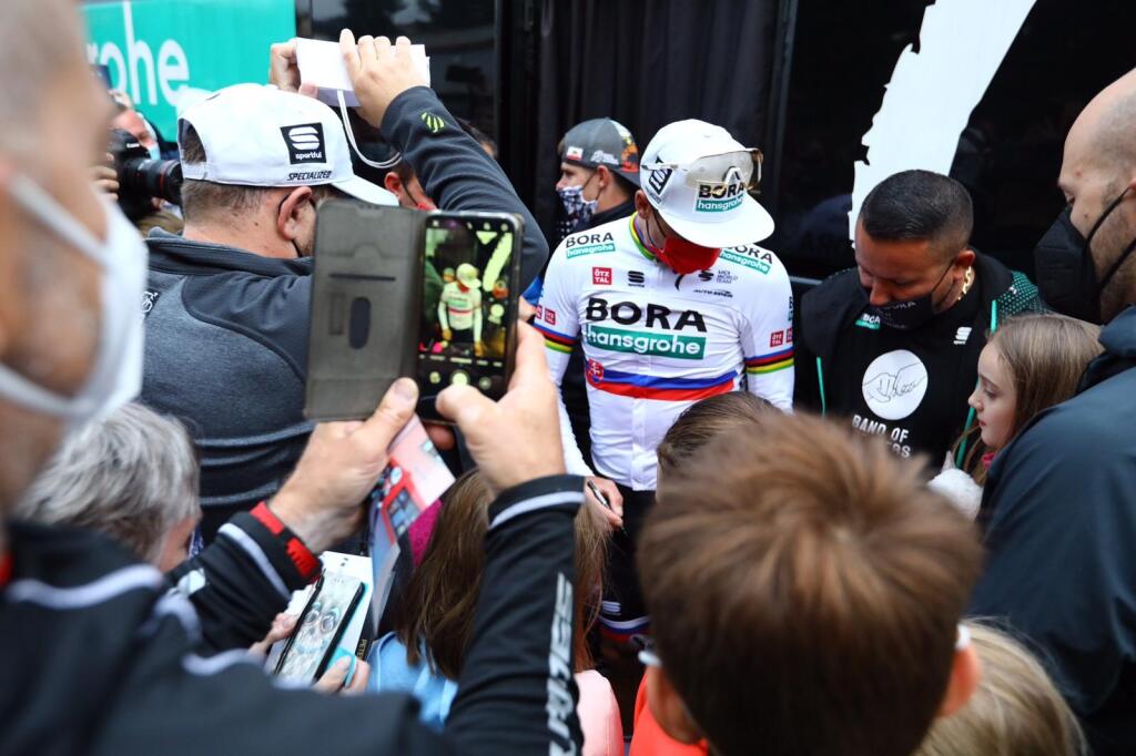 Peter Sagan urobil radosť fanúšikom podpismi a fotografiami