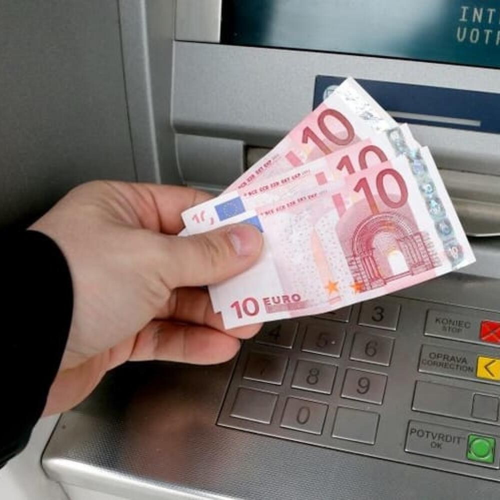 Klienti o absurdných poplatkoch v bankomatoch mnohokrát nevedia.