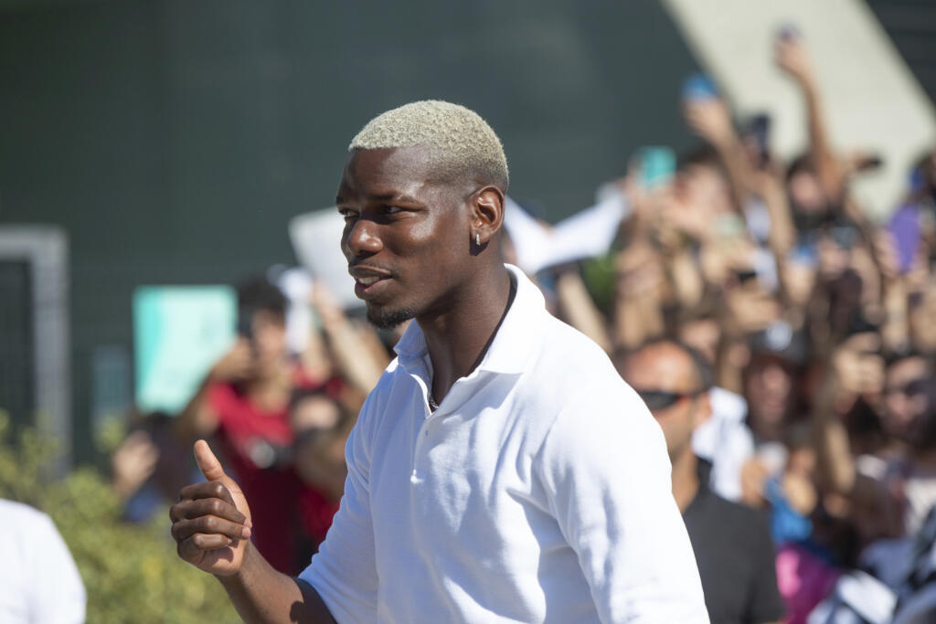 Na archívnej snímke z 9. júla 2022 francúzsky futbalový reprezentant Paul Pogba dvíha palec hore počas príchodu na lekársku prehliadku v Turíne.