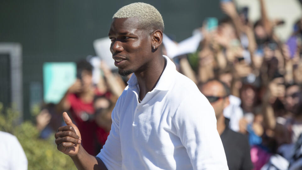 WA 16 archív Turín - Na archívnej snímke z 9. júla 2022 francúzsky futbalový reprezentant Paul Pogba dvíha palec hore počas príchodu na lekársku prehliadku v Turíne. Dvadsaťdeväťročný stredopoliar vynechá ďalšiu časť turné v USA, kde sa jeho tím Juventus Turín pripravuje na novú súťažnú sezónu. Dôvodom je čerstvé zranenie kolena. FOTO TASR/AP
Midfielder Paul Pogba gives the thumbs up as he arrives at Juve's Medical Center, in Turin, northern Italy, Saturday, July 9, 2022. More than 1,000 fans w