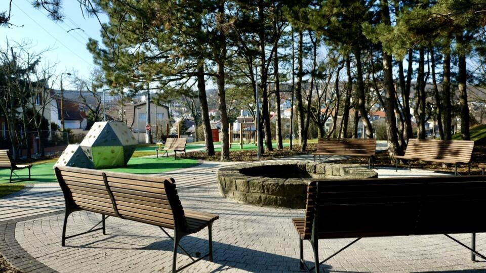 Novozrekonštruovaný park Husova na Kolibe