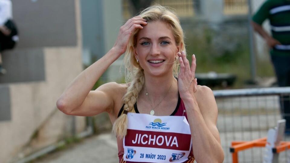 Nikoleta Jíchová je novým atletickým objavom z Česka, ktorá sa vymyká bežným športovým stereotypom.