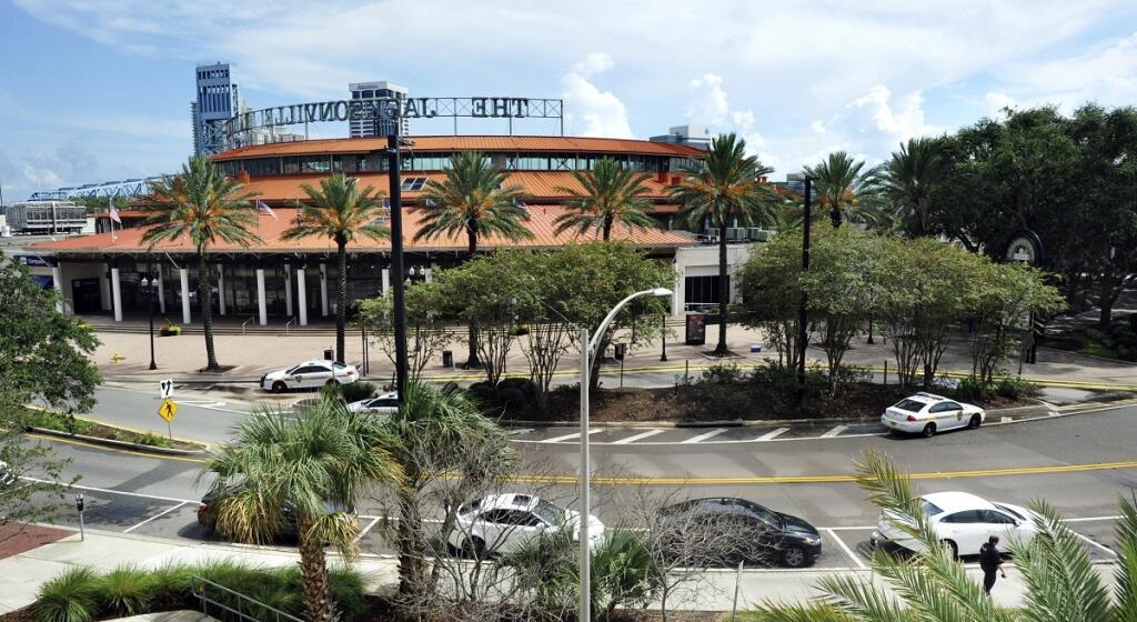 Najmenej štyroch mŕtvych a sedem zranených si v nedeľu vyžiadal strelecký útok v centre mesta Jacksonville na Floride.