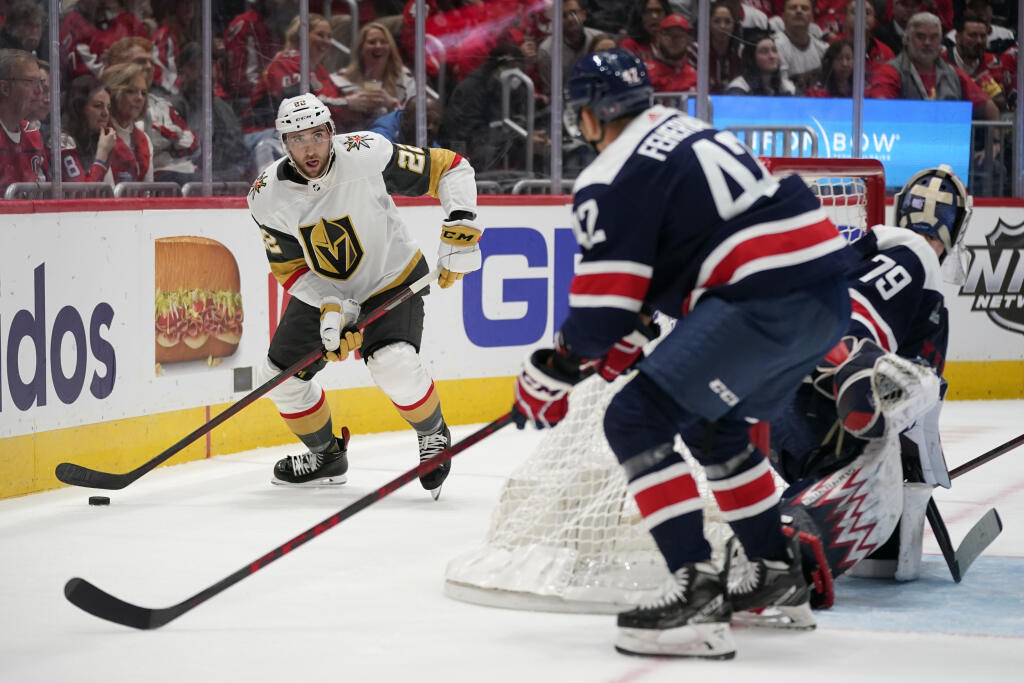 KK22 Washington - Center Michael Amadio (vľavo) z Vegas Golden Knights, slovenský obranca Martin Fehérváry z Washingtonu Capitals a brankár Charlie Lindgren počas zápasu zámorskej NHL 1. novembra 2022 vo Washingtone. FOTO TASR/AP
Vegas Golden Knights center Michael Amadio, left, moves the puck against Washington Capitals defenseman Martin Fehervary (42) and goaltender Charlie Lindgren (79) in the second period of an NHL hockey game, Tuesday, Nov. 1, 2022, in Washington. (AP Photo/Patrick Semans