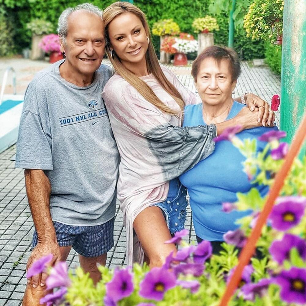 Zora má otca Hermana a mamu Valériu pod dohľadom.