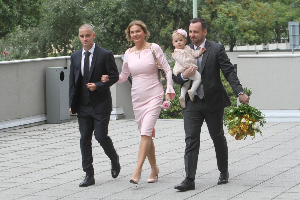 Monika Beňová rok po pôrode ohúrila na synovej svadbe skvelou postavou.