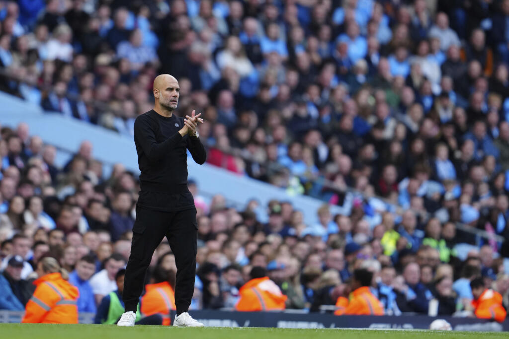 EBE 39 Manchester - Na snímke tréner Manchestru City Pep Guardiola oslavuje druhý gól Phila Fodena v zápase 10. kola anglickej Premier League vo futbale Manchester City - FC Southampton v Manchestri v sobotu 8. októbra 2022. FOTO TASR/AP
Manchester City's head coach Pep Guardiola celebrates after Phil Foden scored their side's second goal past Southampton's goalkeeper Gavin Bazunu during the English Premier League soccer match between Manchester City and Southampton at Etihad stadium in Manch