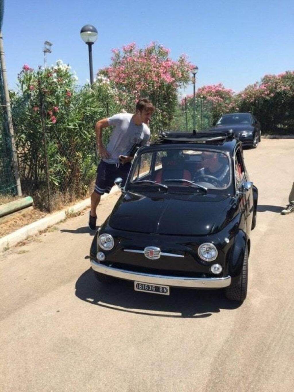 Taktiež Fiat 500 z roku 1970, s ktorým sa preháňal po úzkych uličkách Neapola, keď v ňom pôsobil.