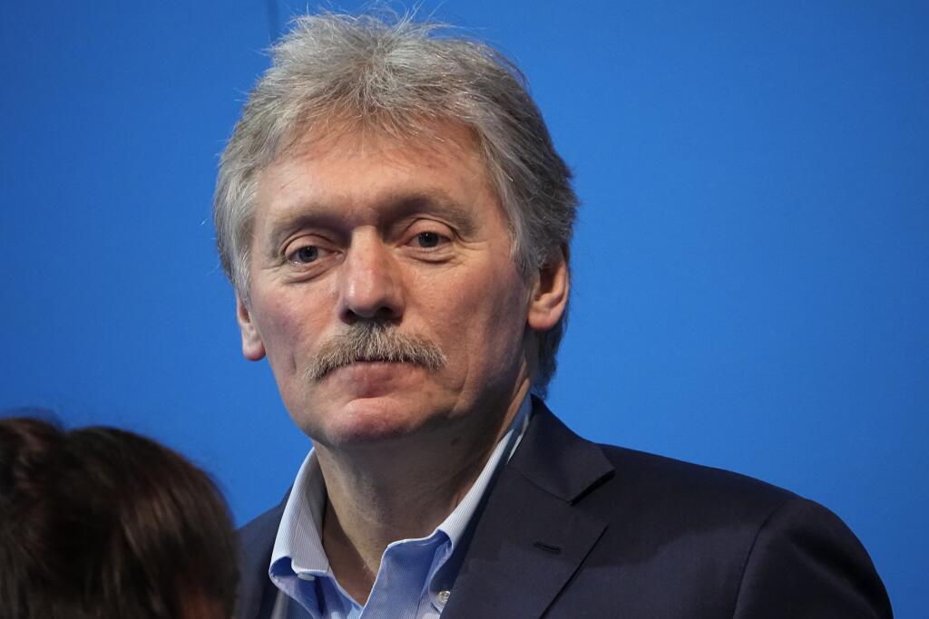 WA 17 archív Moskva - Na archívnej snímke zo 17. marca 2024 hovorca Kremľa Dmitrij Peskov sedí vo volebnej centrále ruského prezidenta a prezidentského kandidáta Vladimira Putina po prezidentských voľbách v ruskej metropole Moskva. Rusko bude musieť hlbšie zatlačiť ukrajinské sily a rozšíriť tzv. nárazníkovú zónu v prípade, ak Kyjev získa od Spojených štátov taktické balistické strely ATACMS s dlhším doletom. Uviedol to Peskov v stredu 24. apríla 2024. FOTO TASR/AP 

  
Kremlin spokesman Dmitry 