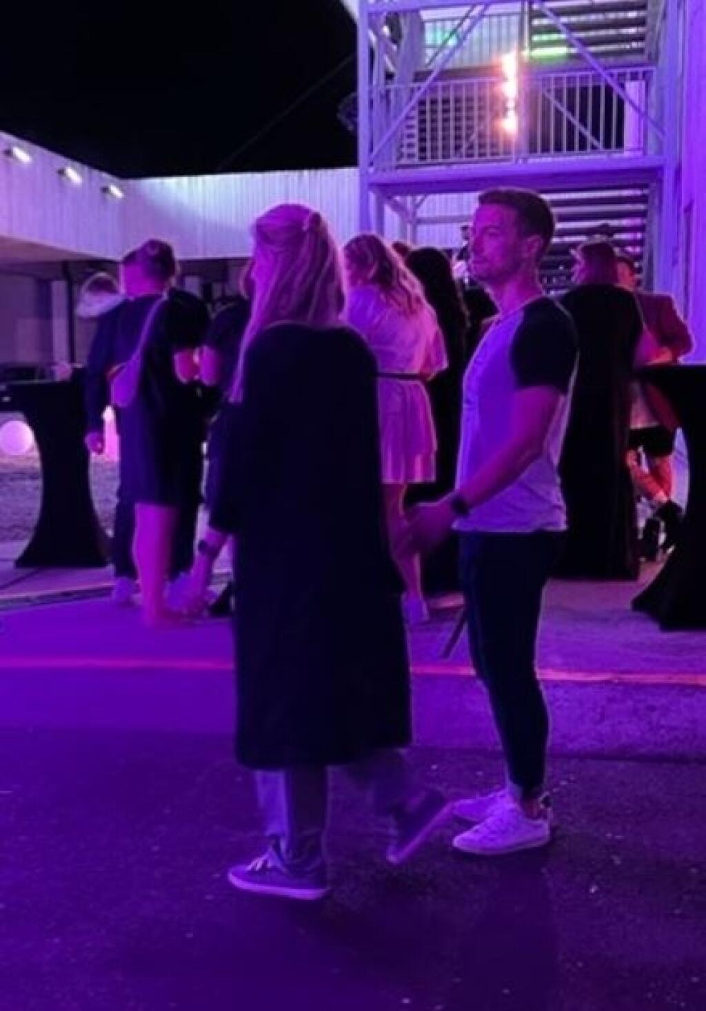 Adela na prenose SOWA nebola, s Viktorom sa objavila až na párty. Správali sa k sebe ako čerství zaľúbenci. Manžel ju hladkal po chrbte a držali sa romanticky za ruky.