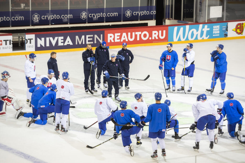 Na snímke slovenská hokejová reprezentácia počas tréningu pred úvodným piatkovým zápasom proti Bielorusku v hale Olympijského športového centra, v ktorej sa budú hrať 84. majstrovstvách sveta v ľadovom hokeji v lotyšskej Rige vo štvrtok 20. mája 2021.