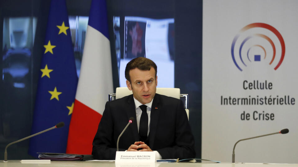 WA 8 Paríž - Francúzsky prezident Emmanuel Macron počas stretnutia v krízovom centre na pôde ministerstva vnútra v Paríži 20. marca 2020. Vo Francúzsku podľahlo nákaze novým koronavírusom za posledných 24 hodín 78 ľudí. Celkový počet obetí nákazy sa tak v krajine vyšplhal na 450. Informovala o tom v piatok agentúra AFP s odvolaním sa na úrady. FOTO TASR/AP
French President Emmanuel Macron attends a meeting at the emergency crisis center of the Interior Ministry in Paris, Friday, March 20, 2020