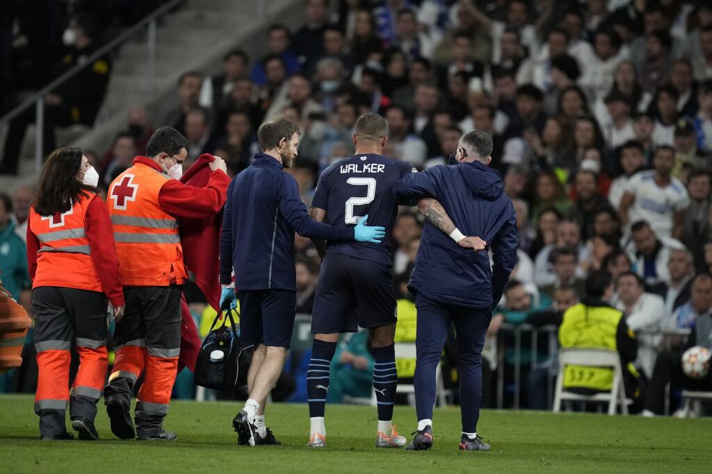 WA 8 Madrid - Zranený futbalista Manchestru City Kyle Walker (druhý vpravo) opúšťa ihrisko v odvete semifinále Ligy majstrov Real Madrid - Manchester City v Madride 4. mája 2022. FOTO TASR/AP
Manchester City's Kyle Walker leaves the pitch during the Champions League semi final, second leg, soccer match between Real Madrid and Manchester City at the Santiago Bernabeu stadium in Madrid, Spain, Wednesday, May 4, 2022. (AP Photo/Bernat Armangue)