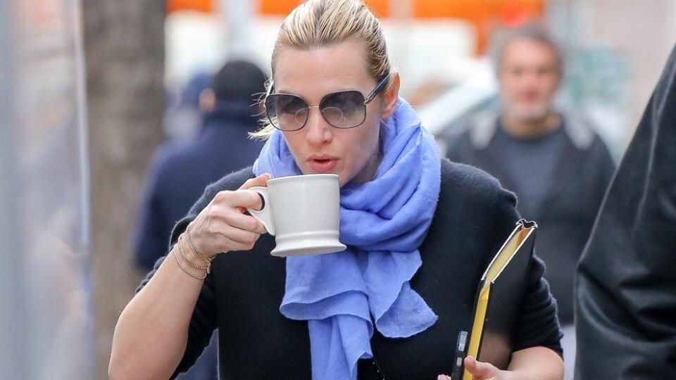 Kate Winslet sips her coffee while on break from filming her new upcoming up movie  "Collateral Beauty" in New York City. Pictured: Kate Winslet, Image: 276253564, License: Rights-managed, Restrictions: -ALLCOUNTRY, Model Release: no, Credit line: Profimedia, Splash