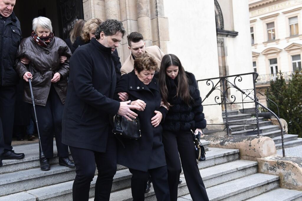 Truhlu z kostola vyniesla štvorica mužov. Za nimi kráčal Jágr s mamou Annou a priateľkou Dominikou.