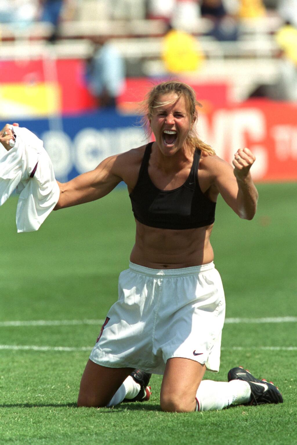Aj Američanka Brandi Chastainová vyzliekla dres po víťaznom góle vo finále MS 1999 proti Číne.