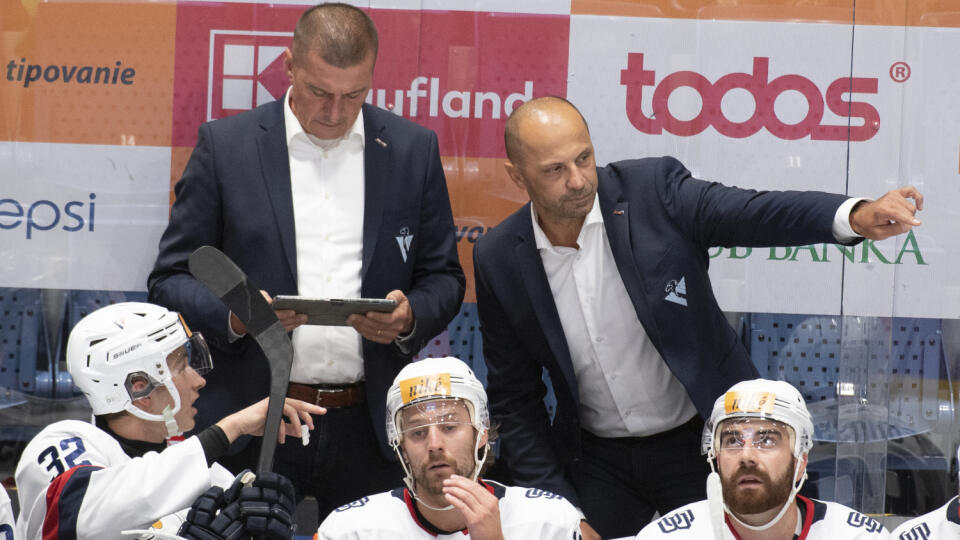 Na snímke vpravo v pozadí tréner Slovana Ján Pardavý a vľavo jeho asistent Richard Kapuš v zápase 3. kola Tipos extraligy v hokeji HC Slovan Bratislava - HKM Zvolen v piatok 22. septembra 2023 v Bratislave. FOTO TASR - Pavel Neubauer