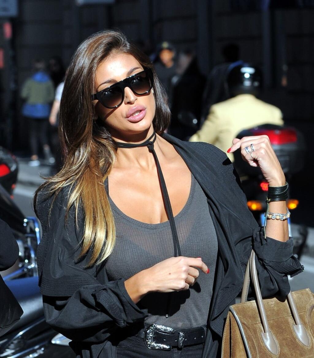 Cristina Buccino sa dnes so svojimi prsiami musí popasovať. Bez podprsenky jej padajú nižšie.