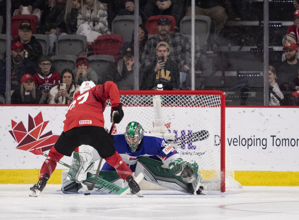 EBE 20 Moncton - Na snímke vpravo slovenský brankár Adam Gajan, vľavo švajčiarsky hráč Miles Müller v samostatnom nájazde v zápase základnej B-skupiny Švajčiarsko - Slovensko (4:3) na MS hráčov do 20 rokov v kanadskom Monctone v sobotu 31. decembra 2022. FOTO TASR/AP
Slovakia's Adam Gajan makes a save on Switzerland's Miles Muller during a shootout in a preliminary round game at the world junior hockey championships in Moncton, New Brunswick, on Saturday, Dec. 31, 2022. (Ron Ward/The Canadian P