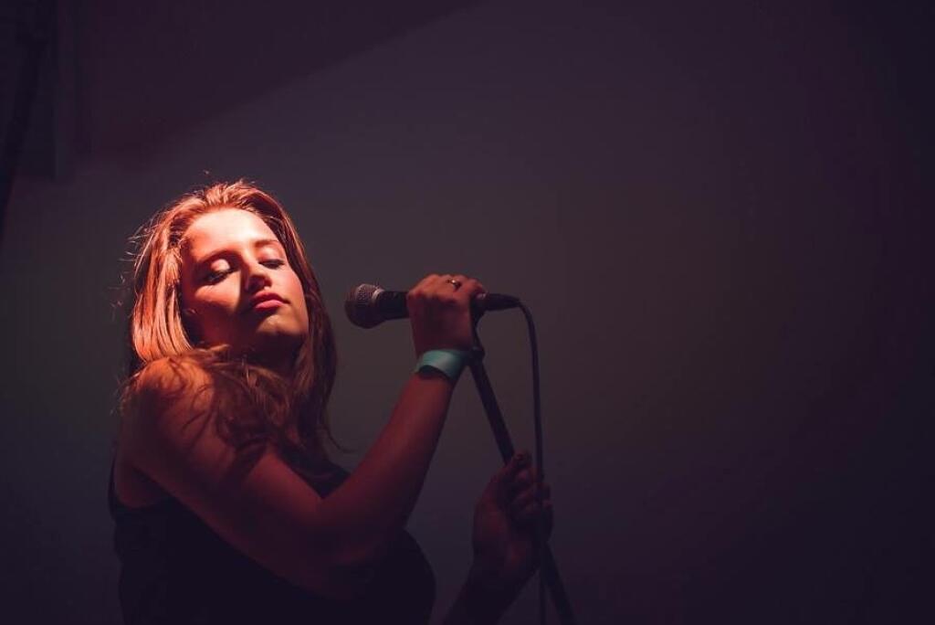 Krásna Elizabeth má hudobný talent v génoch, za čo sa môže poďakovať starému otcovi, ktorý jej podľa vlastných slov často spieval piesne legendárneho Karla Gotta.