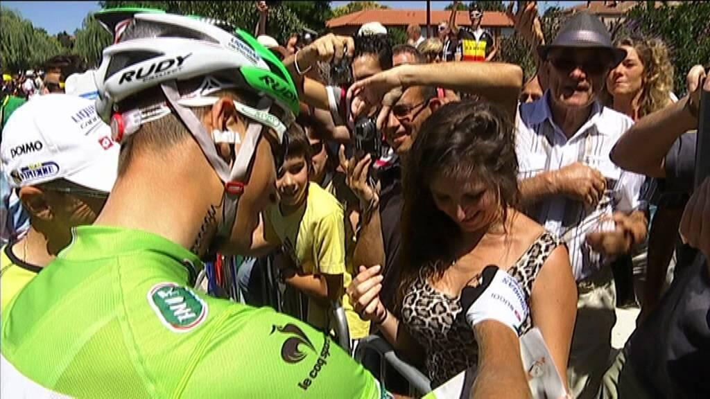 Peter Sagan sa na Tour de France v roku 2012 podpísal fanúšičke na prsia.