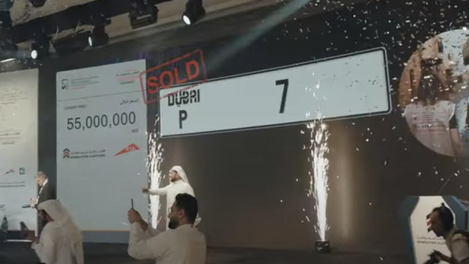 Poznávacia značka s číslom sedem sa v sobotu predala za rekordných 55 miliónov dirhamov