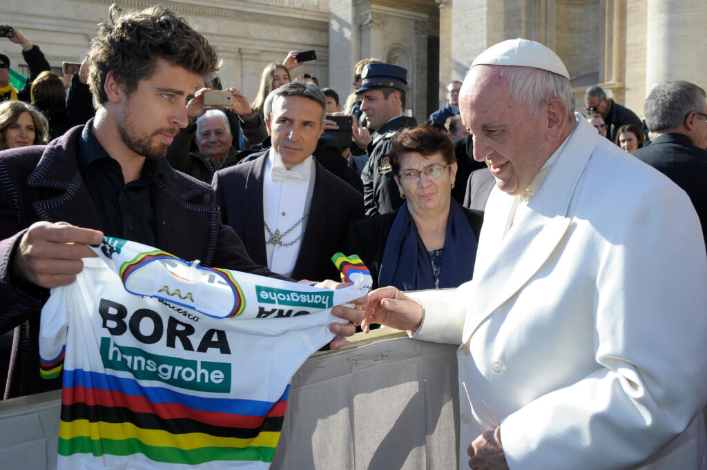 Sagan dal Františkovi aj dúhový dres pre majstra sveta.