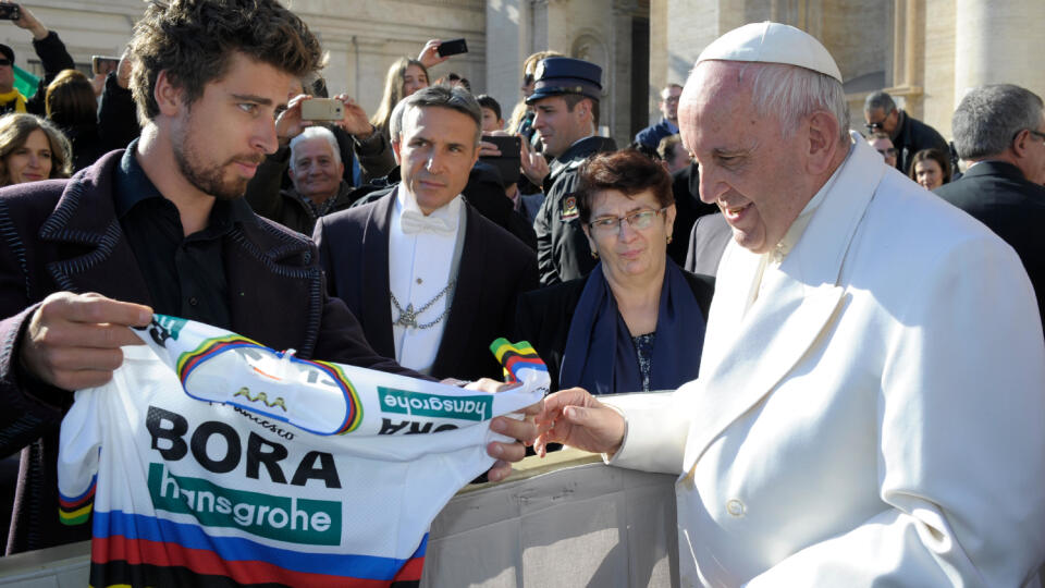 Sagan dal Františkovi aj dúhový dres pre majstra sveta.