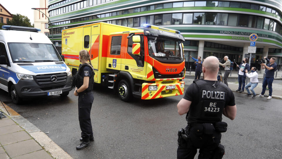EBE 19 Berlín - Na snímke sanitka, v ktorej by mal byť opozičný ruský politik Alexej Navaľnyj, prichádza do renomovanej nemocnice Charité v nemeckej metropole Berlín 22. augusta 2020. Disident, ktorý je v kóme po podozrení na otravu, bol sem prevezený z sibírskeho mesta Omsk. FOTO TASR/AP
An ambulance which is believed to transport Alexei Navalny arrives at the Charite hospital in Berlin, Germany, Saturday, Aug.22, 2020. The dissident who is in a coma after a suspected poisoning has been transfe