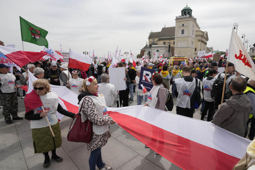 KK32 Varšava - Poľskí farmári a ďalší demonštranti sa zhromaždili v centre Varšavy, aby protestovali proti klimatickej politike Európskej únie a proeurópskej vláde Poľska, v piatok 10. mája 2024. FOTO TASR/AP
Polish farmers and other protesters gather in downtown Warsaw to protest the European Union's climate policies and Poland's pro-EU government, in Warsaw, Poland, Friday, May 10, 2024. (AP Photo/Czarek Sokolowski)