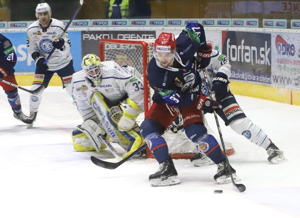 Na snímke brankár Nitry Libor Kašík a Deven Sideroff (Zvolen) počas zápasu 31. kola Tipos extraligy HKM Zvolen - HK Nitra vo Zvolene v piatok 20. januára 2023.