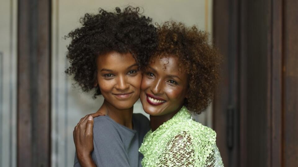 Herečka Liya Kebede (vľavo) stvárnila modelku Waris Dirie vo filme Púštny kvet