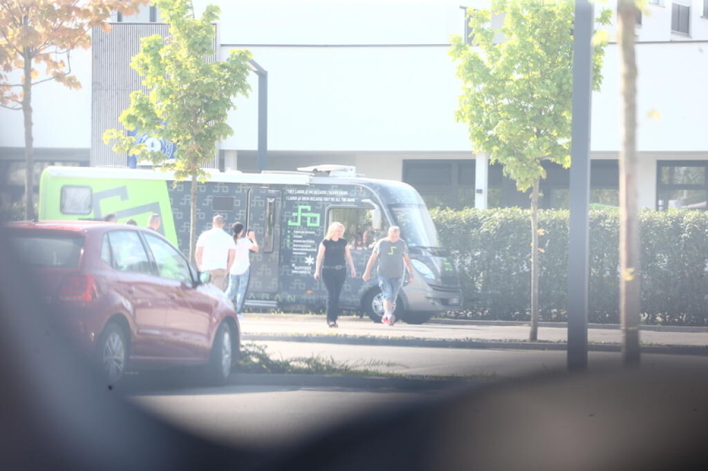 Do Petrovho karavanu vchádzala a vychádzala ako do vlastného. Nechýbala pri tom ani staršia z jej dvoch dcér Alena.