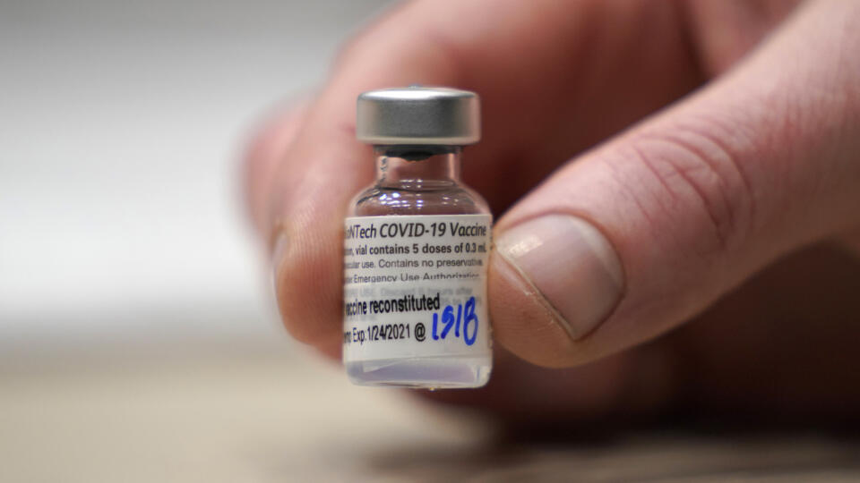 Ampulka s vakcínou proti ochoreniu Covid-19 od konzorcia Pfizer/BioNTech.