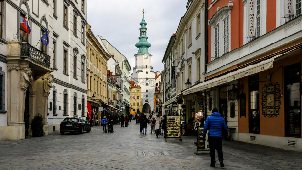 Generálna rekonštrukcia jednej z dominánt Bratislavy - Michalskej veže sa blíži k záveru. Obnova exteriéru je hotová, práce v interiéri dokončujú. V priebehu budúceho roka vežu sprístupnia verejnosti. Rekonštrukcia približne 51 metrov vysokej Michalskej veže, ktorá sa začala minulý rok v júli, zasiahla celý objekt. V exteriéri boli obnovené a doplnené všetky kamenosochárske a ozdobné prvky vrátane sochy sv. Michala Archanjela z polovice 18. storočia, dvoch zvonov, ciferníkov hodín, všetkých kame