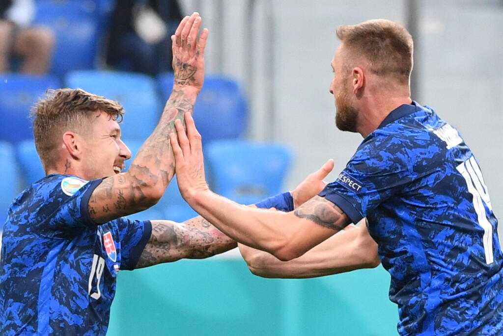 Na snímke vpravo Milan Škriniar (Slovensko) oslavuje svoj gól, vľavo jeho spoluhráč Juraj Kucka v zápase E-skupiny na majstrovstvách Európy vo futbale Poľsko - Slovensko 14. júna 2021 v Petrohrade. FOTO TASR - Martin Baumann