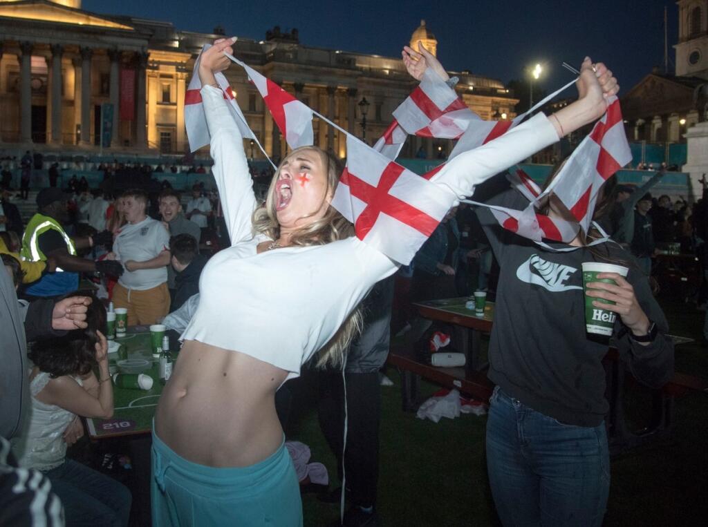 Po postupe Anglicka do finále Eura 2020 je na nohách celá krajina. Ulice zaplnili fanúšikovia aj rozpálené fanúšičky, ktoré sa poriadne odviazali.