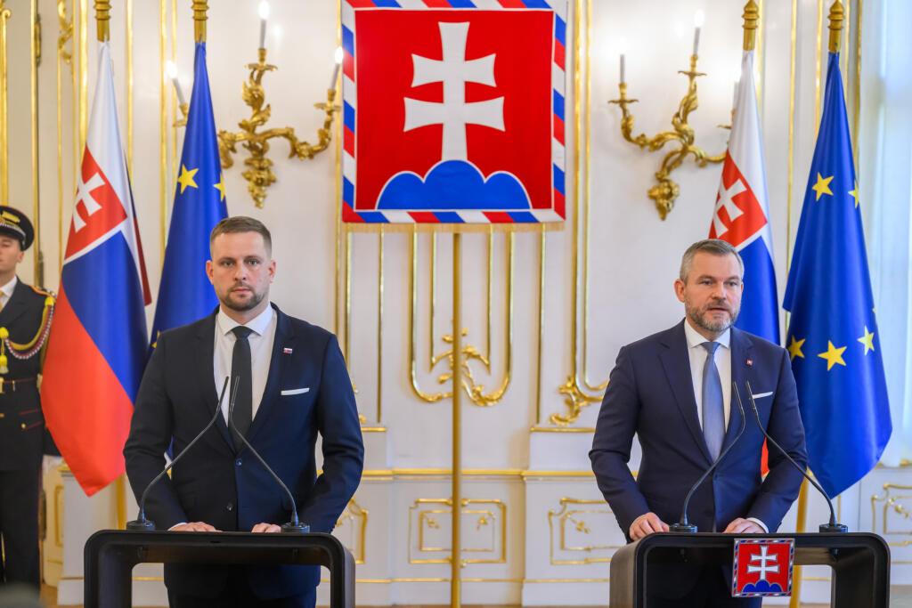Na snímke zľava minister zdravotníctva SR Kamil Šaško (Hlas-SD) a prezident SR Peter Pellegrini počas tlačovej konferencie po spoločnom stretnutí v Prezidentskom paláci v Bratislave 18. októbra 2024. FOTO TASR - Jaroslav Novák