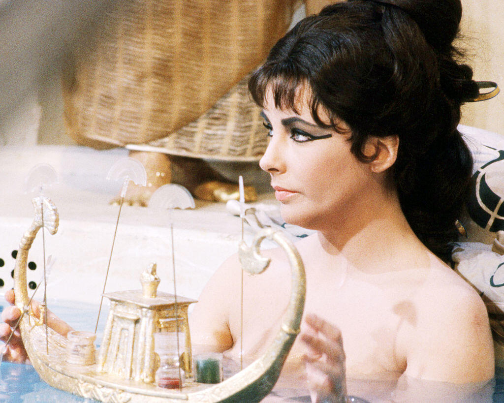 Клеопатра в молоке. Клеопатра Элизабет Тейлор в ванной. Elizabeth Taylor Cleopatra. Элизабет Тейлор Клеопатра в молочной ванне. Тейлор Элизабет Клеопатра в молоке.