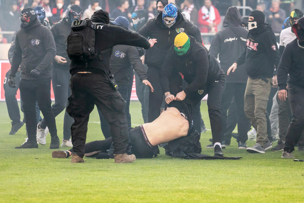 Derby Trnavy so Slovanom predčasne ukončili po tom, ako ihrisko zaplavili chuligáni, ktorí sa bili hlava-nehlava.