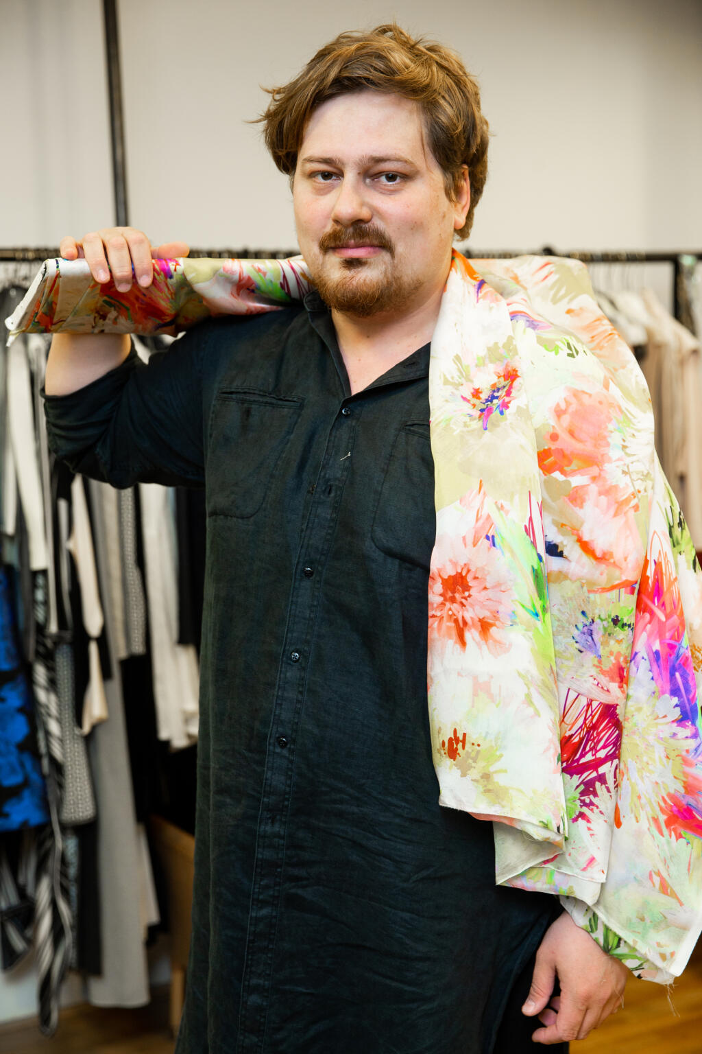 Módny návrhár Boris Hanečka vo svojom ateliéri v Bratislave.