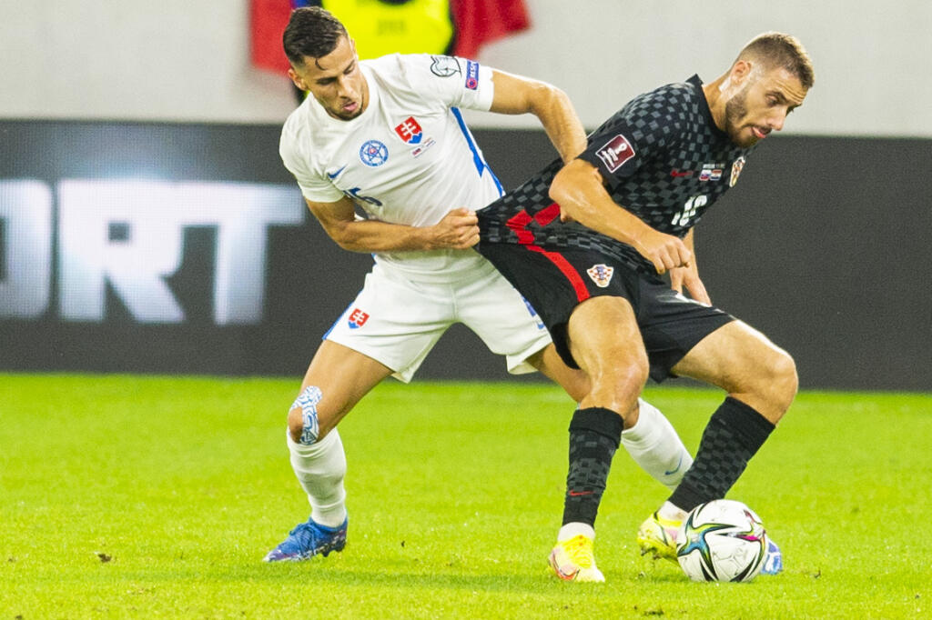 Na snímke zľava Dávid Hancko (Slovensko) a Nikola Vlašič (Chorvátsko) počas zápasu H-skupiny kvalifikácie Majstrovstiev sveta 2022 Slovensko - Chorvátsko 4. septembra 2021 v Bratislave. FOTO TASR – Jakub Kotian