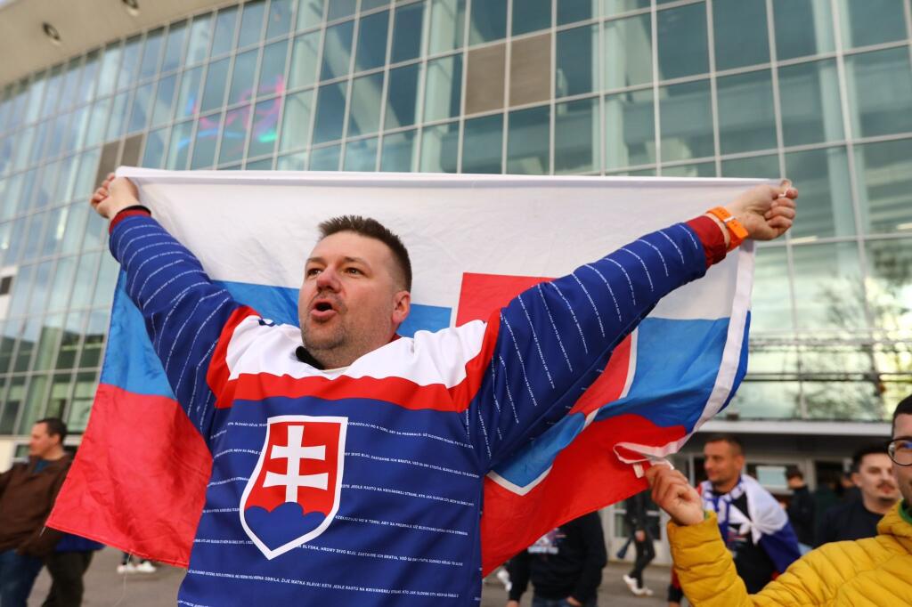 Slovenskí fanúšikovia sa aj pred zápasom proti Nemecku výborne bavili v okolí haly.