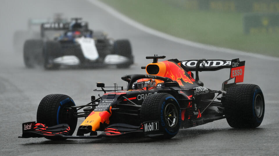 Max Verstappen vyhral VC Belgicka napriek tomu, že sa z nej odjazdilo jediné kolo a aj to bolo za safety carom.