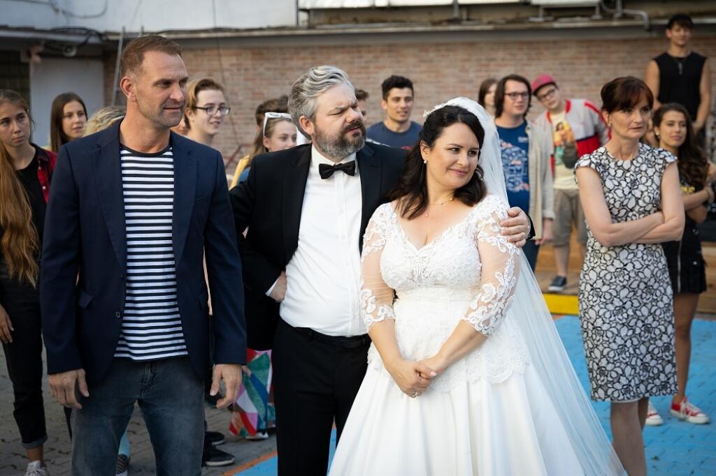 Petra ako nevesta, ktorá sa vydáva za profesora, ktorého hrá Samo Trnka.