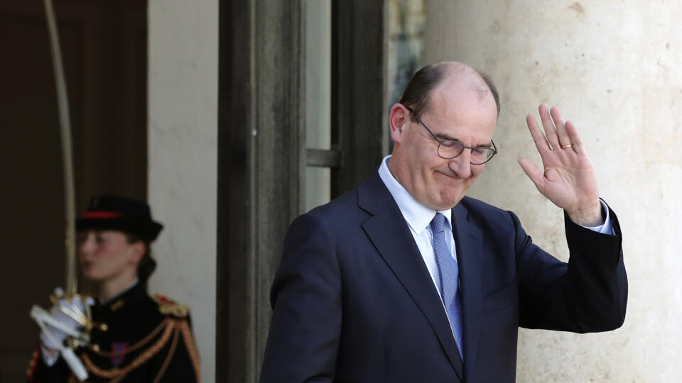 JB 8 Paríž - Nový francúzsky premiér Jean Castex prichádza do Elyzejského paláca na pravidelné rokovanie vlády v Paríži 7. júla 2020. Francúzsky Elyzejský palác predstavil v pondelok nový vládny kabinet, na ktorého čele bude stáť premiér Jean Castex. Ministrom zahraničných vecí bude opäť Jean-Yves Le Drian, rezort vnútra povedie Gérald Darmanin, ktorý vo funkcii vystrieda Christopha Castanera. Rezort spravodlivosti povedie Eric Dupond-Moretti. Castex nahradil vo funkcii Édouarda Philippa, ktorý